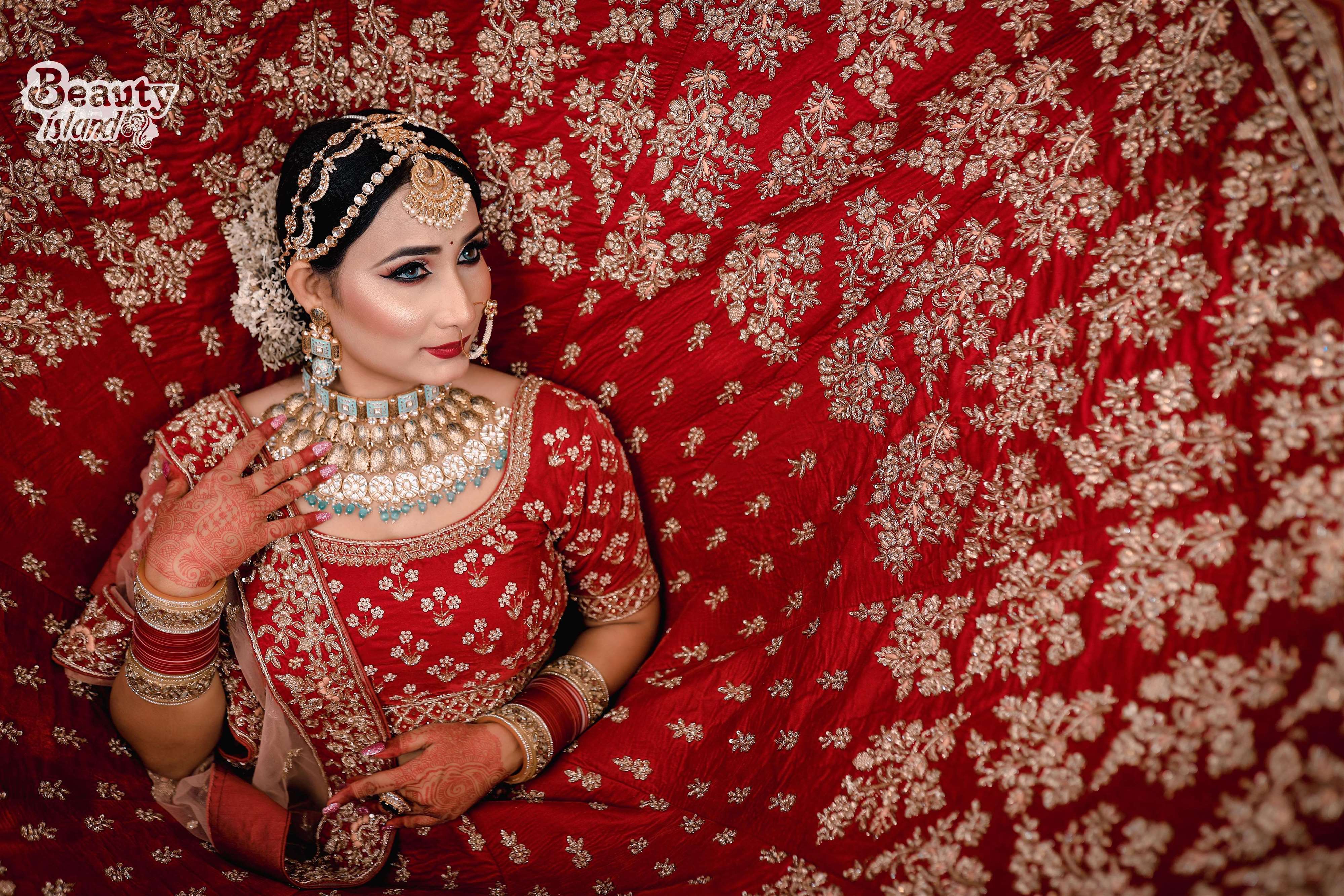 Bride of Patna showing her Loreal Bridal Makeup in Patna done at the Loreal Salon Patna in the most affordable Loreal Bridal Makeup Price in Patna..jpg